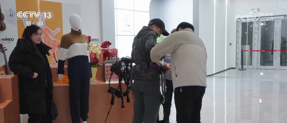 养老“爆款”产品更“轻”更“暖” “硬核”科技给老年人生活添便利