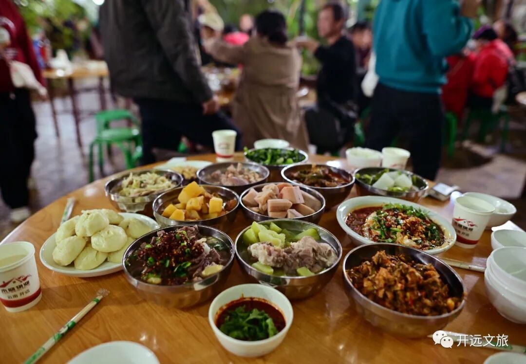 被 “摇人按猪” 馋到？云南杀猪饭，开吃！