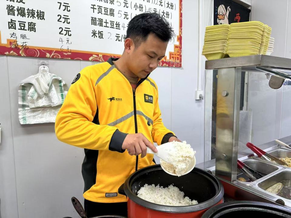 患儿家长深夜突然求人买新衣服，志愿者秒懂！服装店女老板赶来开门，事后还退回衣服钱