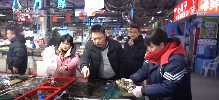 “鲜味经济”“鲜花经济”撬动节前火热消费 多地开启“年货交易模式”