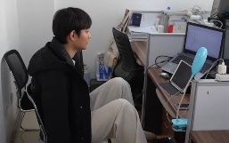 8岁失去双臂，脚上扎满针眼……20年后，他的成就令人叹服！