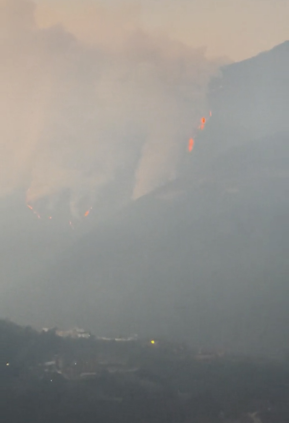 云南怒江突发荒火：已投入300多人参与扑救