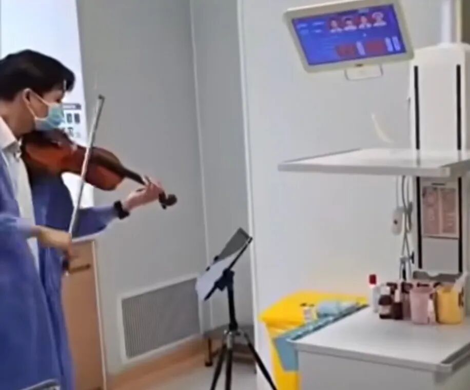 儿子在ICU为临终母亲举办音乐会：“生病后，把妈妈当女儿照顾”