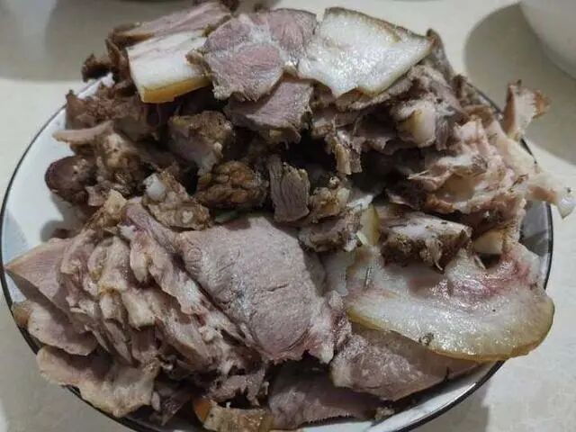 被 “摇人按猪” 馋到？云南杀猪饭，开吃！
