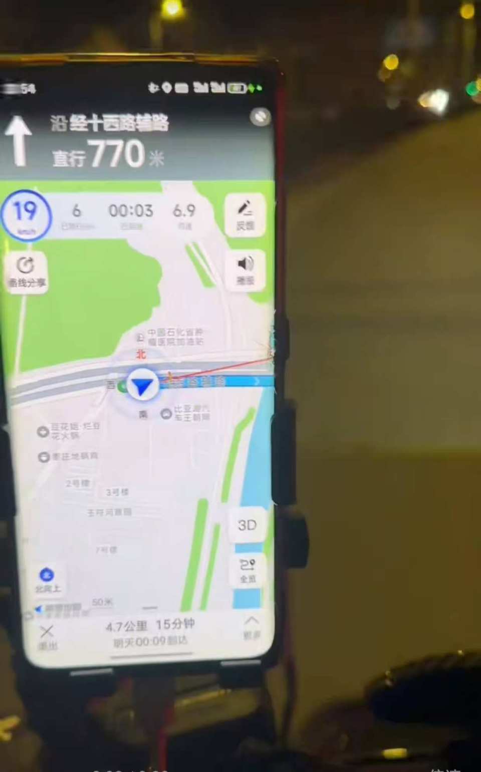 患儿家长深夜突然求人买新衣服，志愿者秒懂！服装店女老板赶来开门，事后还退回衣服钱