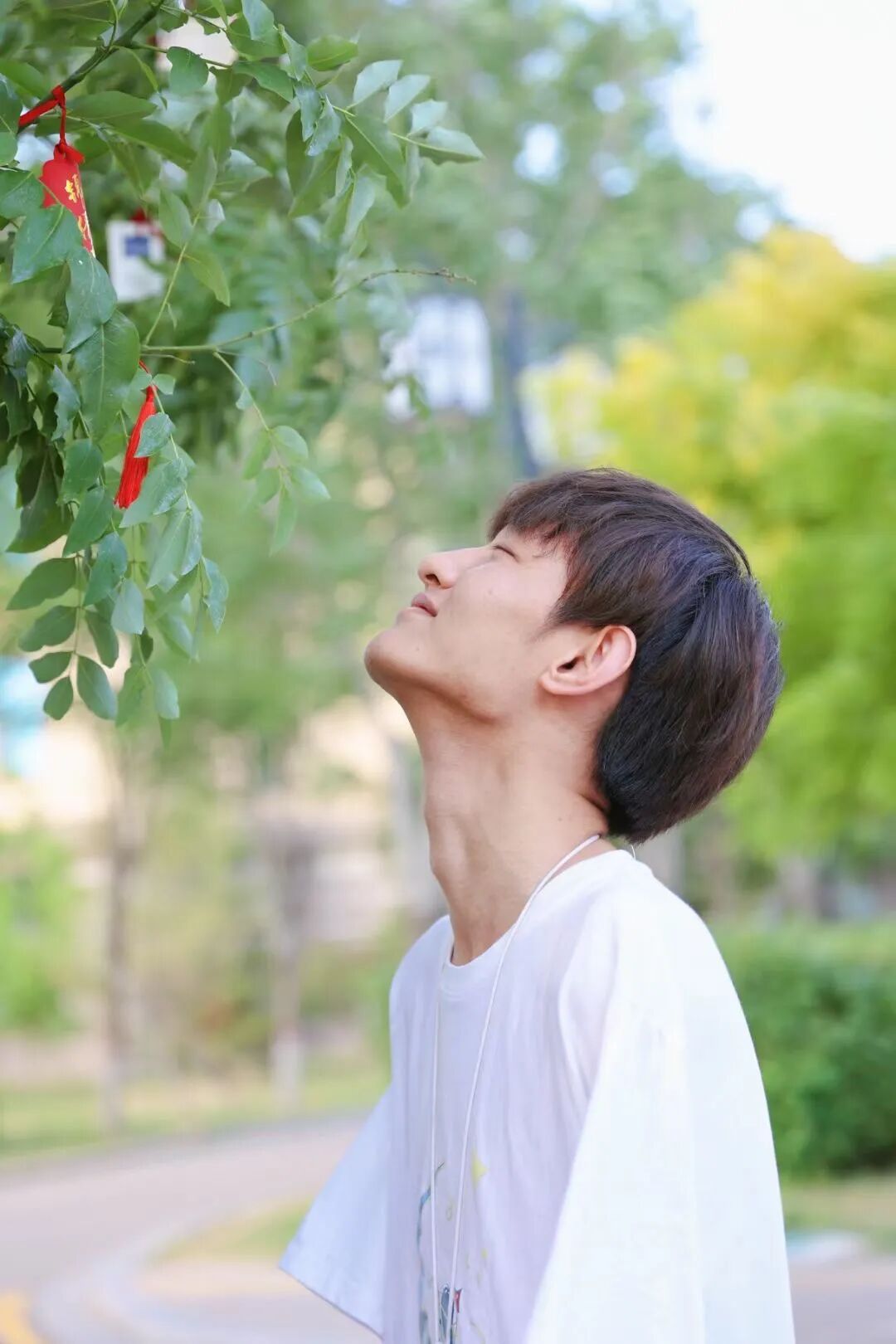 8岁失去双臂，脚上扎满针眼……20年后，他的成就令人叹服！