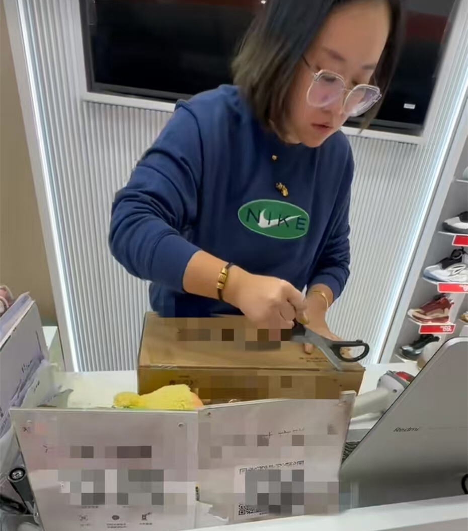 患儿家长深夜突然求人买新衣服，志愿者秒懂！服装店女老板赶来开门，事后还退回衣服钱