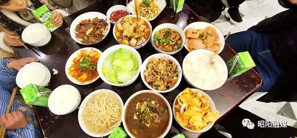 被 “摇人按猪” 馋到？云南杀猪饭，开吃！