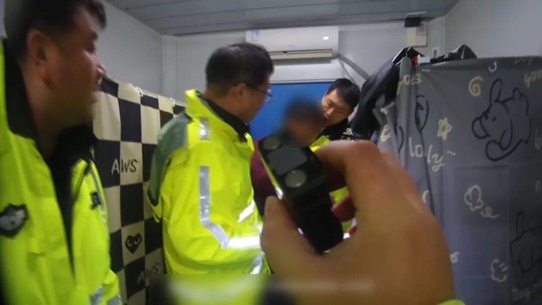 北京街头发生三车相撞事故，女子被撞重伤昏迷！肇事司机竟逃回工地睡觉