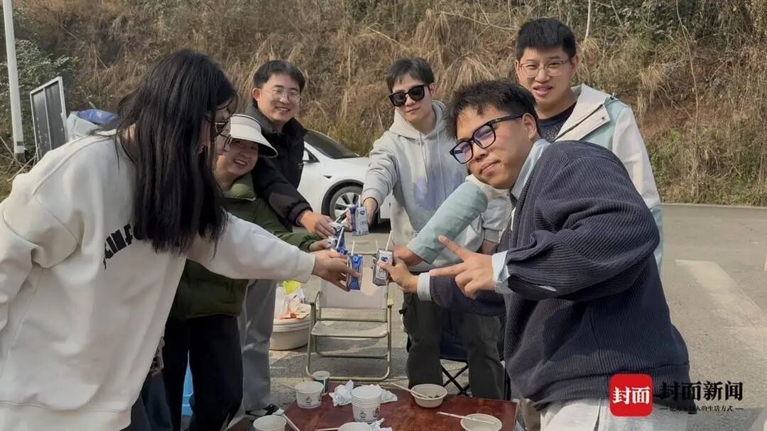 热闹！成都一农场“众筹”吃“刨猪汤” ，上千网友自带锅碗瓢盆赴约