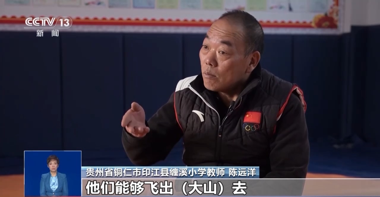 从语文老师到“金牌教练” 他的“较劲”让孩子们闯出大山