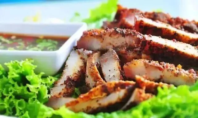 被 “摇人按猪” 馋到？云南杀猪饭，开吃！