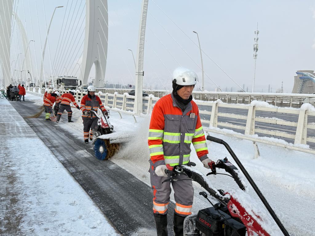 北京多部门积极应对今年首场降雪