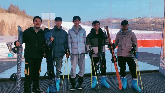 8岁失去双臂，脚上扎满针眼……20年后，他的成就令人叹服！