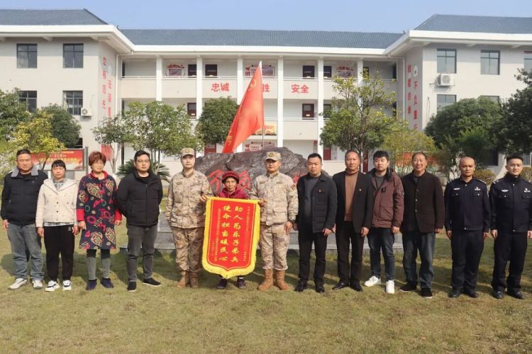 “看到军装，就很安心！”