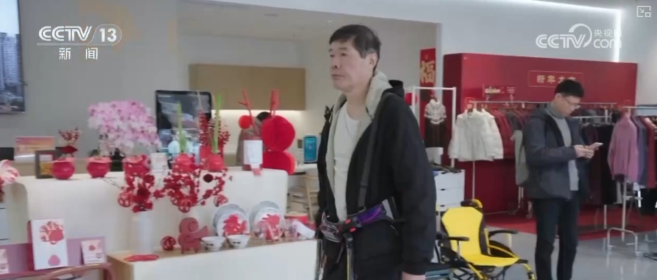 养老“爆款”产品更“轻”更“暖” “硬核”科技给老年人生活添便利