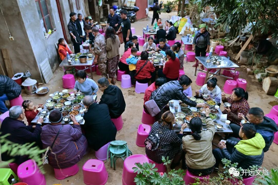 被 “摇人按猪” 馋到？云南杀猪饭，开吃！