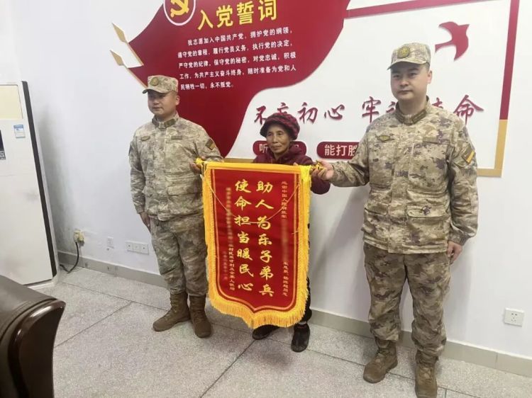 “看到军装，就很安心！”