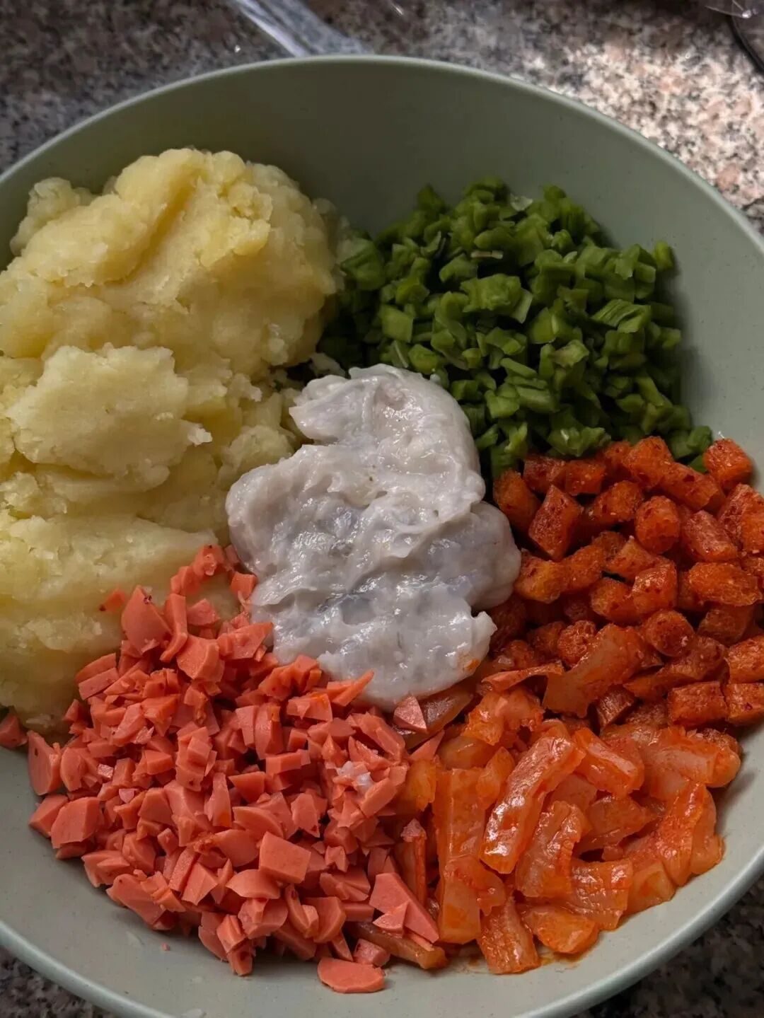 当大学生学会了蒸馒头，什么巧克力、辣条就都加入进去了……