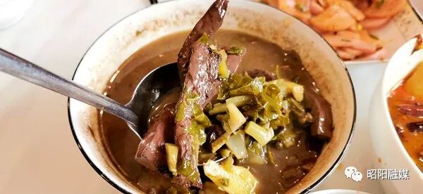 被 “摇人按猪” 馋到？云南杀猪饭，开吃！