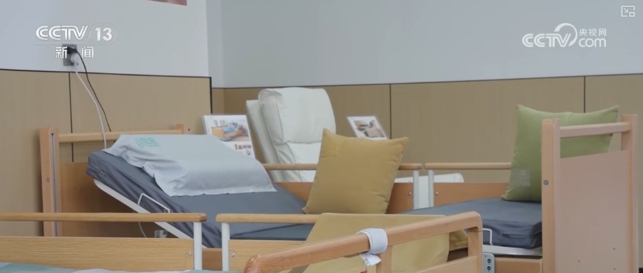 养老“爆款”产品更“轻”更“暖” “硬核”科技给老年人生活添便利