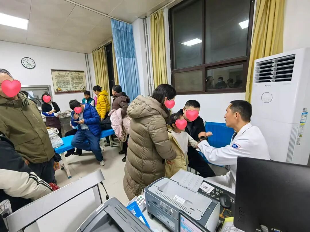 郑州一医院单日接诊30余例滑倒骨折，医生提醒：雨雪天气应用“企鹅步”行走