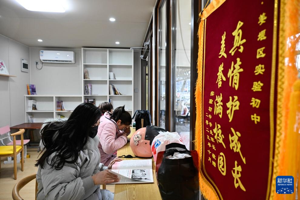 江苏泰州：探索“校门口”治理新路径 让学生舒心家长安心