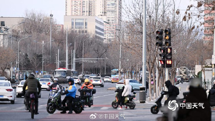 北京早高峰风大天寒 公众出行全副“捂装”
