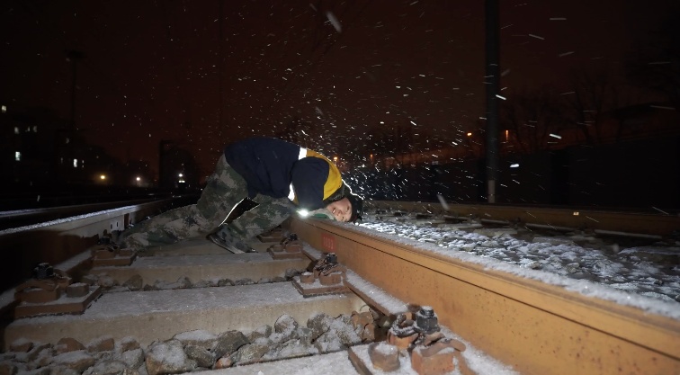 雪夜，在北京南站，他们跪到膝盖都没感觉了……