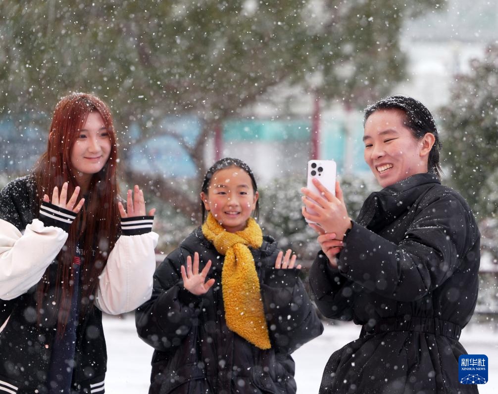 河南郑州迎来降雪天气