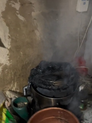 主人如厕时狗狗急得使劲刨门：饭出事了！