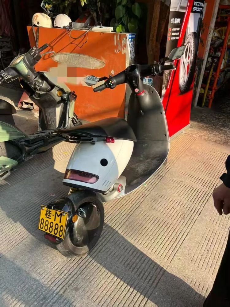 “桂M88888”刚上路，就被热心市民“一键三连”举报，原因是……