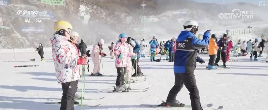 首破，50万亿元！透过2025年重要经济数据看亮点 新消费增长点持续涌现