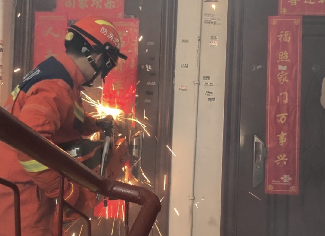 女子在房间里倒下，那扇门急坏众人