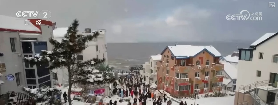 首破，50万亿元！透过2025年重要经济数据看亮点 新消费增长点持续涌现