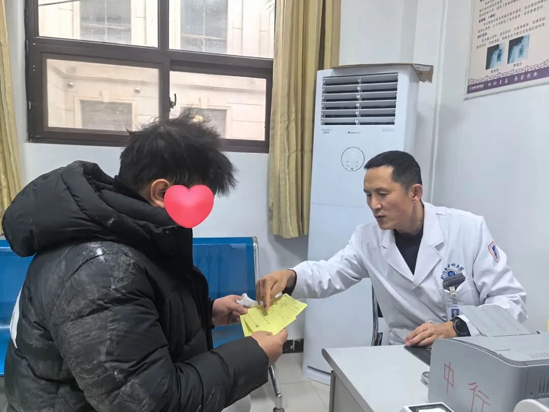 郑州一医院单日接诊30余例滑倒骨折，医生提醒：雨雪天气应用“企鹅步”行走