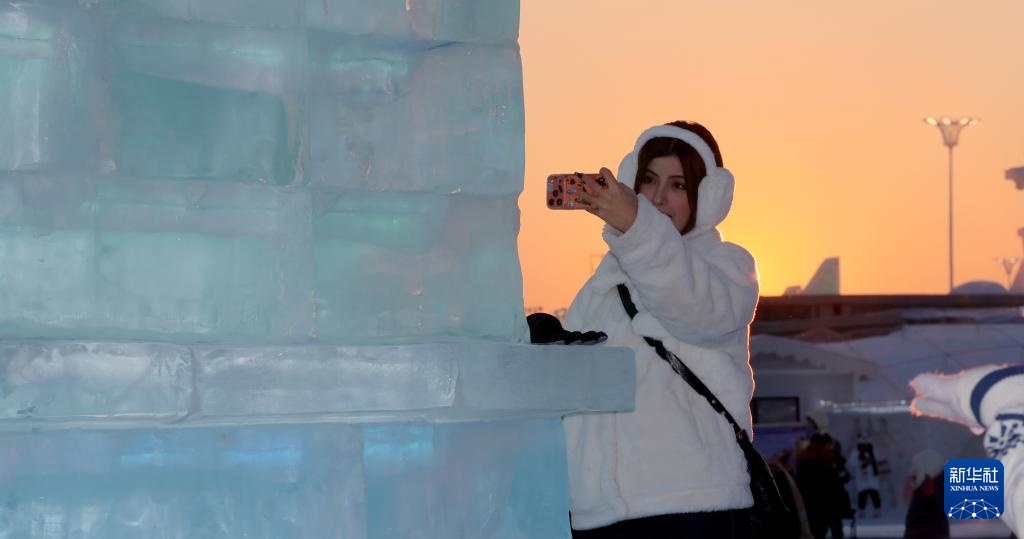 哈尔滨冰雪大世界的暖色浪漫