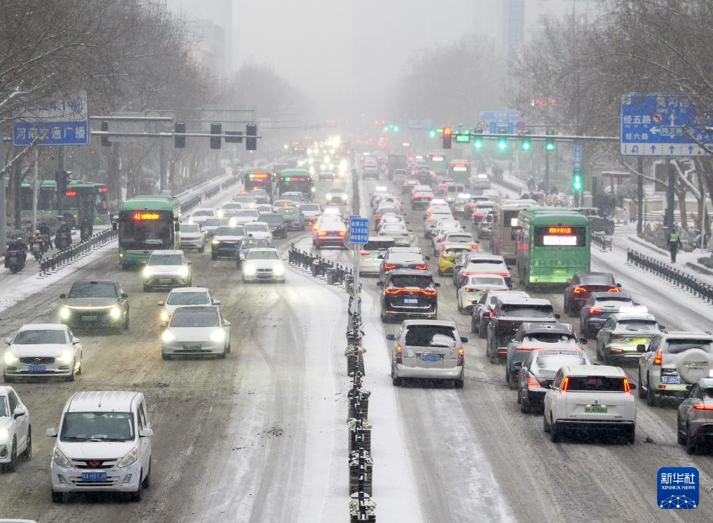 河南郑州迎来降雪天气