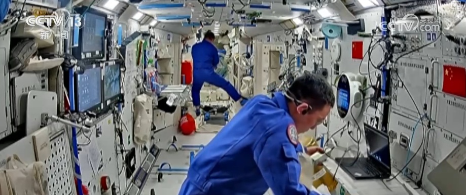 光荣返航、昂首问天！谢谢一路守护 老朋友寄语“4年20次”延寿目标舱外服