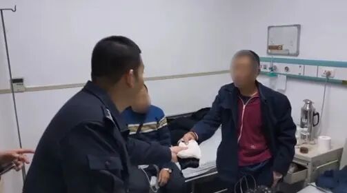 “我在公共厕所捡到一个钱包，里面有好厚一沓钱……”