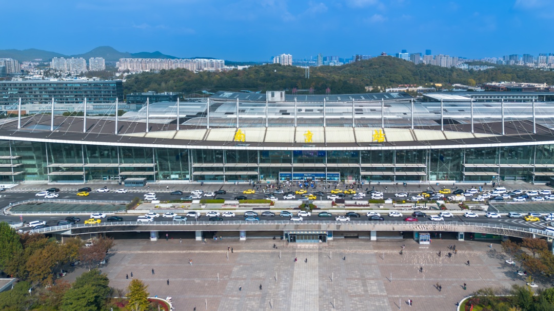 日均开行列车300余趟！这座高铁站对面就是网红动物园！