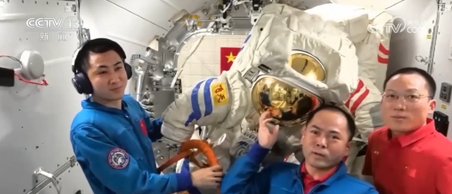 光荣返航、昂首问天！谢谢一路守护 老朋友寄语“4年20次”延寿目标舱外服