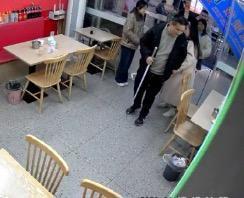 江苏面馆老板为盲人顾客免单，之后送几人回酒店并留下电话：需要帮助就找我
