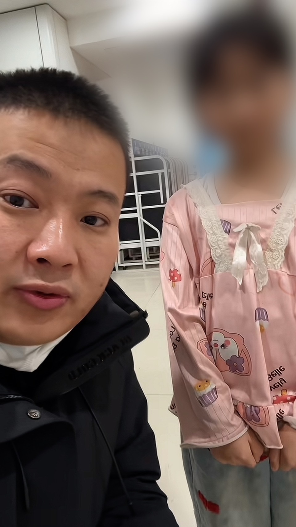 黑龙江7岁女孩独自照顾住院父亲，“挂号缴费买药都是她弄”，隔壁病房叔叔发红包鼓励