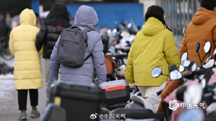 北京早高峰风大天寒 公众出行全副“捂装”