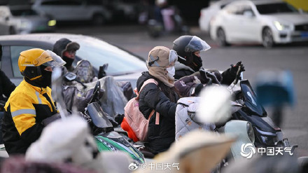 北京早高峰风大天寒 公众出行全副“捂装”