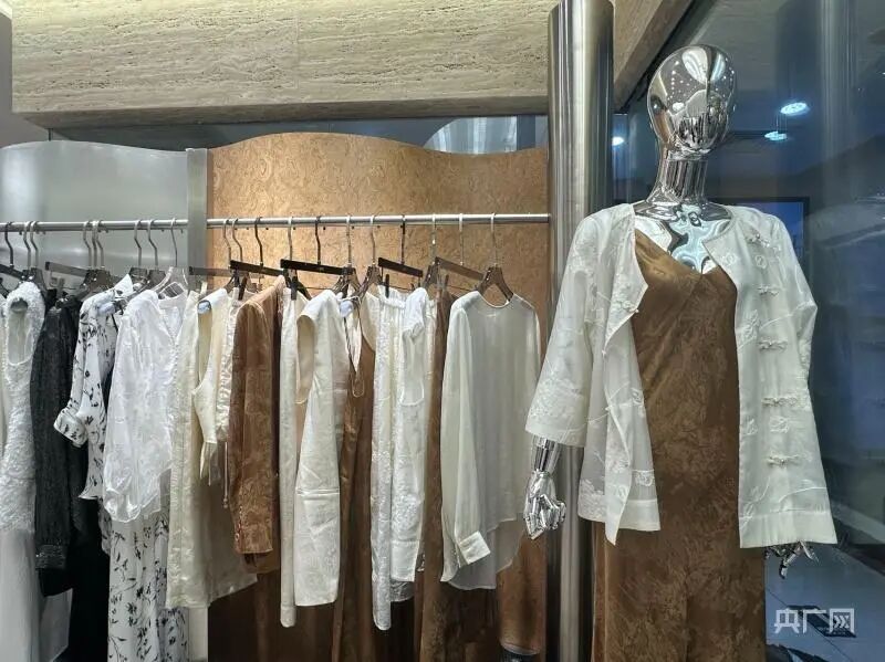 “新中式带着广货行天下”，深圳南油提前半年“穿”出春夏潮流风向