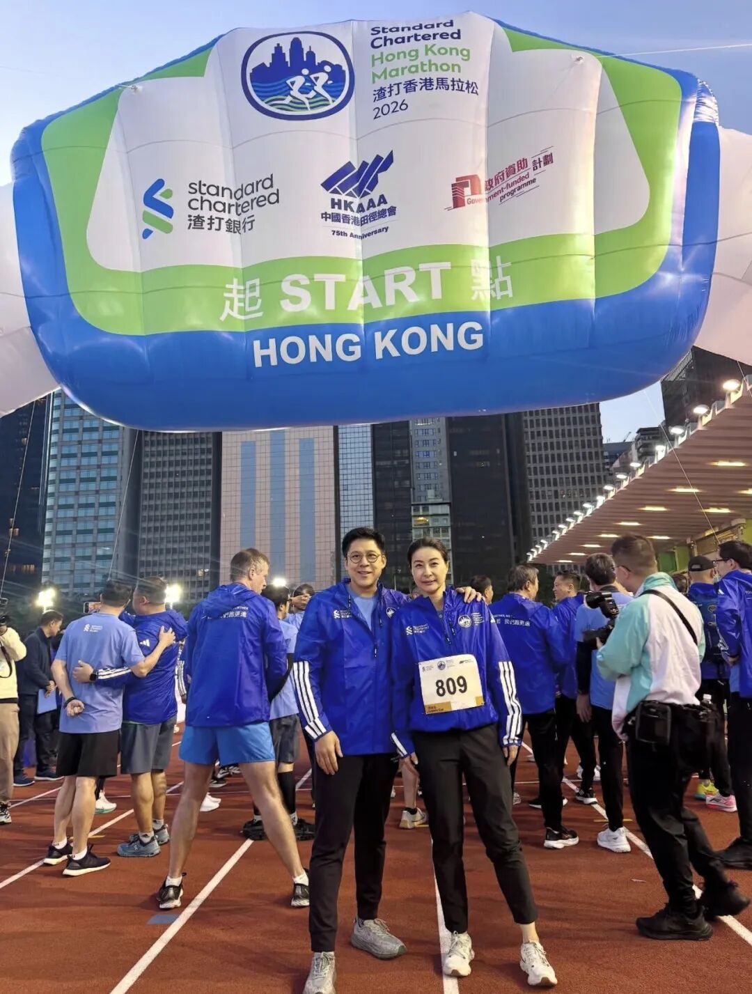霍启刚、郭晶晶、周润发等参加香港马拉松，霍启刚放弃冲线只为记录郭晶晶
