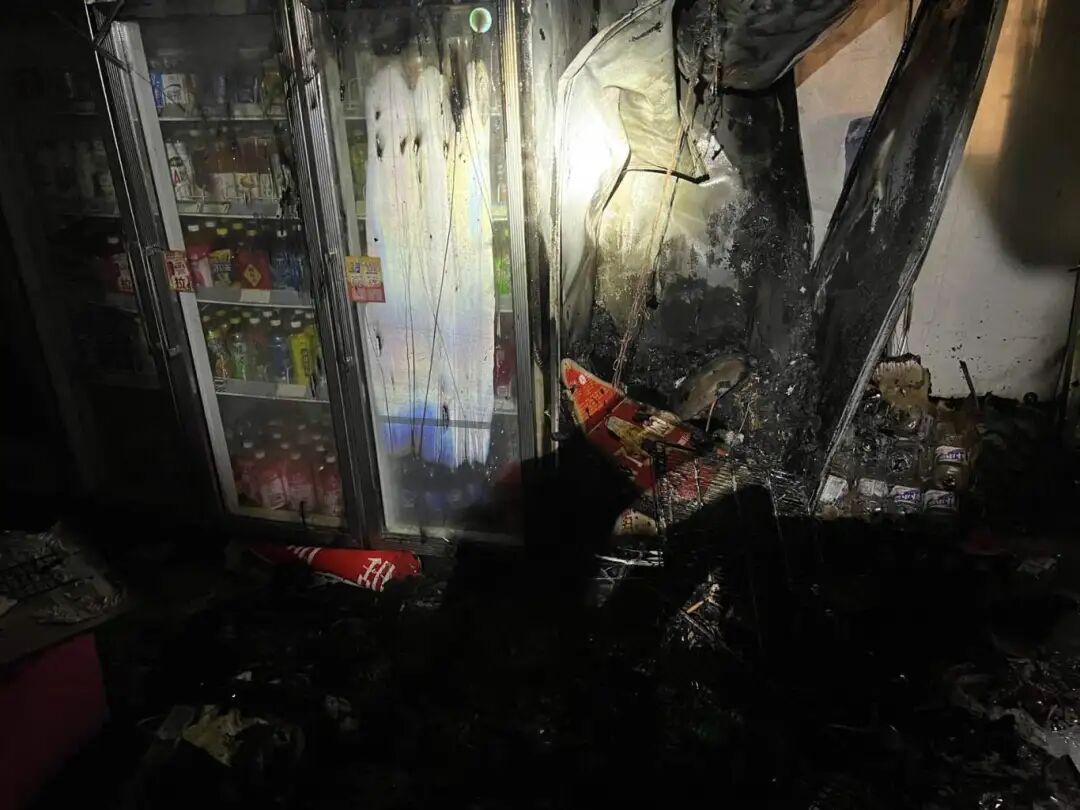 防盗窗锁死逃生路：一场火灾，撕开“三合一”场所的致命谎言