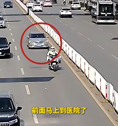 “别怕，我带你们去！”幼童高热惊厥致昏迷，交警6分钟疾驰送医